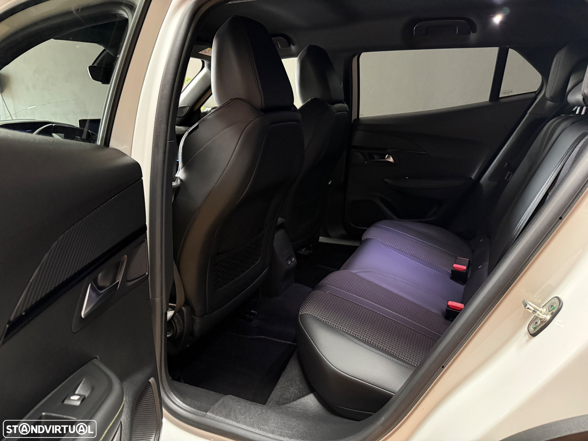 Peugeot 2008 1.5 BlueHDi GT Pack EAT8 - 12