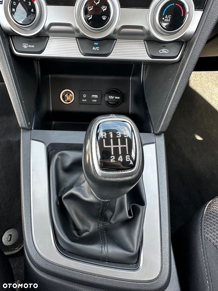 Hyundai Elantra 1.6 Comfort Premiere - 20