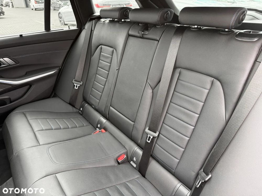 BMW Seria 3 320d Touring xDrive M Sport - 34