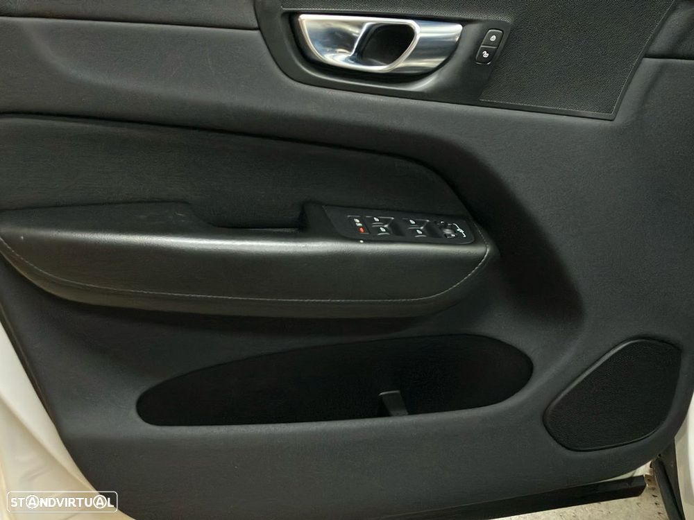 Volvo XC 60 2.0 T8 PHEV Momentum AWD - 22