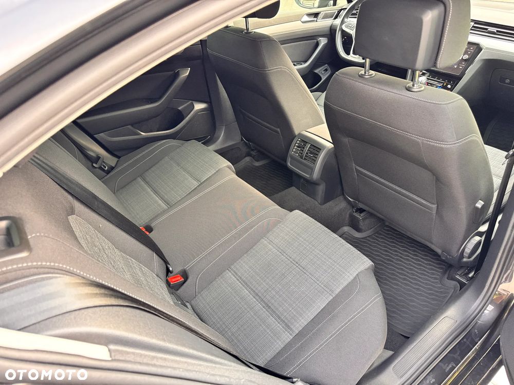 Volkswagen Passat - 12