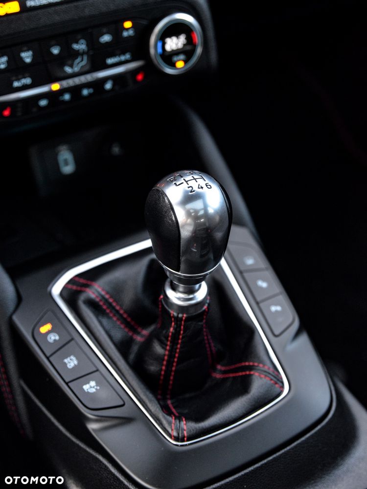 Ford Focus 1.5 EcoBoost ST-Line - 28
