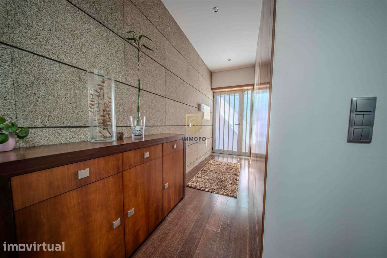MORADIA T3 MOBILADA | A POUCOS PASSOS DA PRAIA | TERRAÇO 90 m² | GARAG - Grande imagem: 2/34