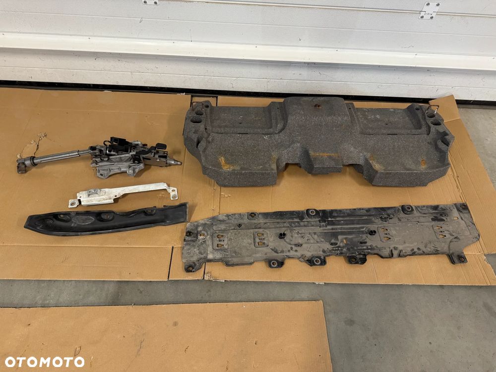 VOLVO XC60 XC 60 wspornik błotnika osłona podłogi kolumna kierownicza