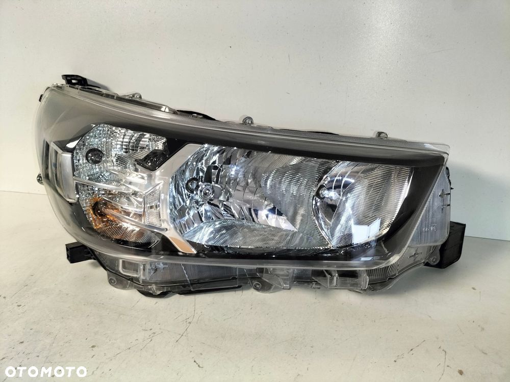 lampa przednia reflektor prawa toyota hilux viii lift 20- - 2