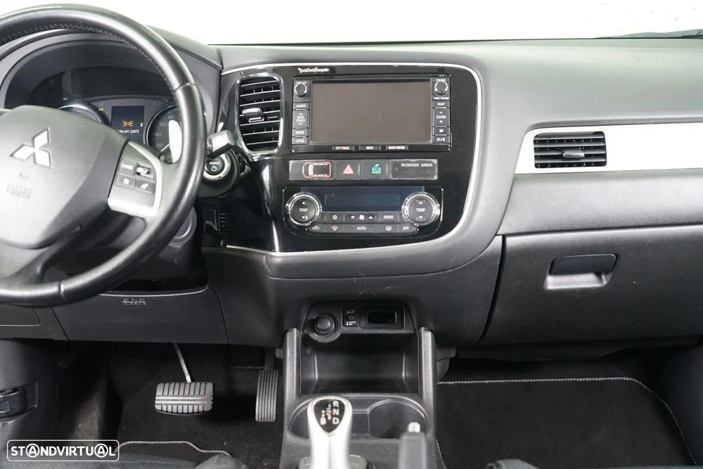 Mitsubishi Outlander 2.0 4WD Plus - 32