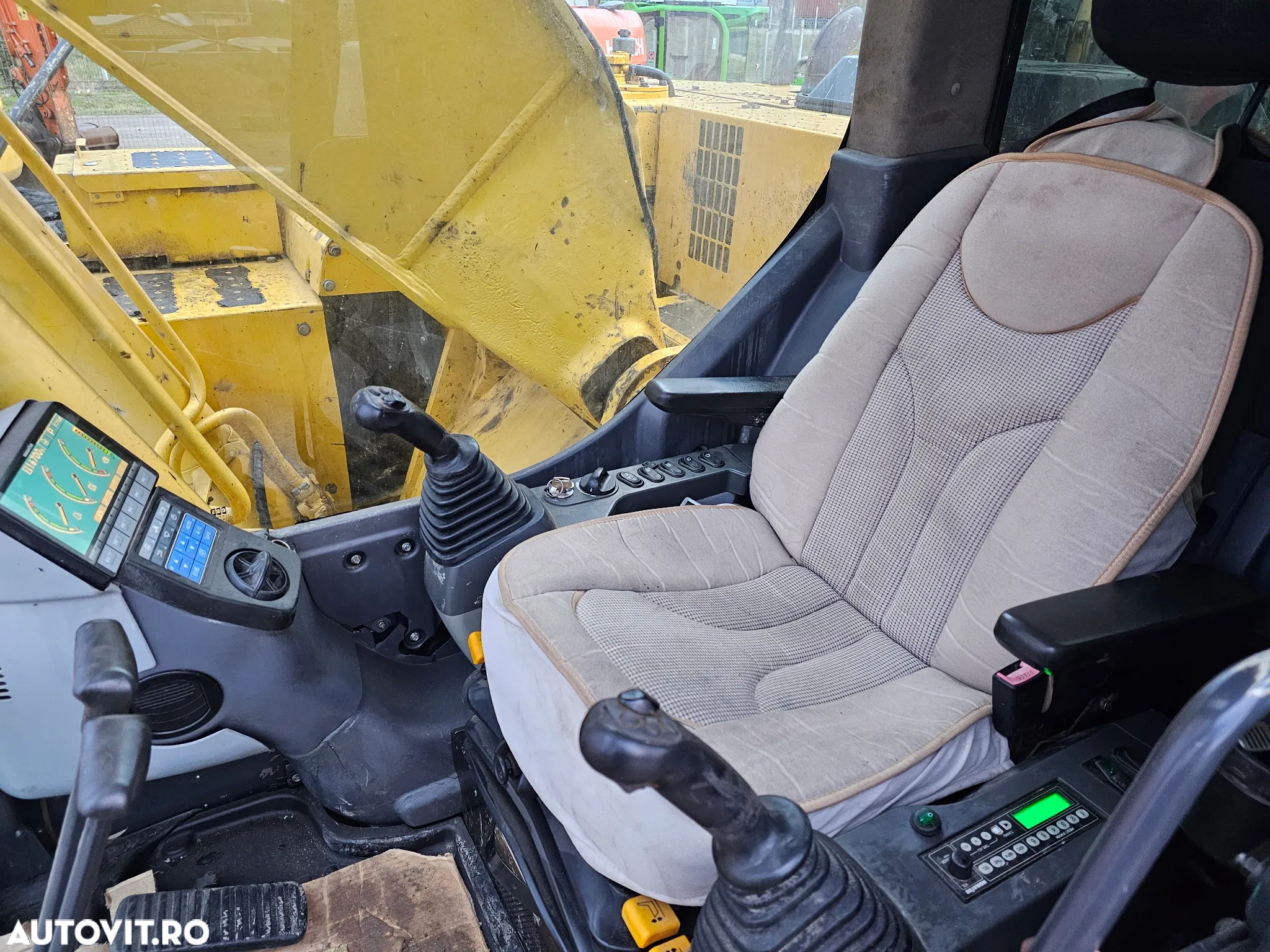 Komatsu PC228 USLC excavator pe senile compact - 7