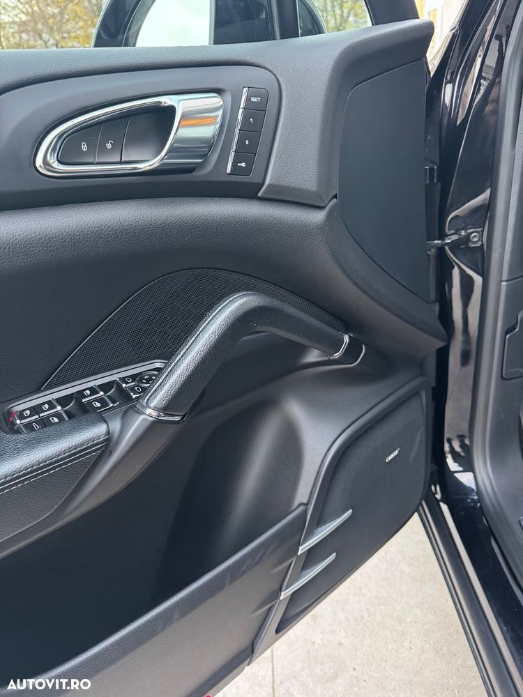 Porsche Cayenne 3.0 L - 12