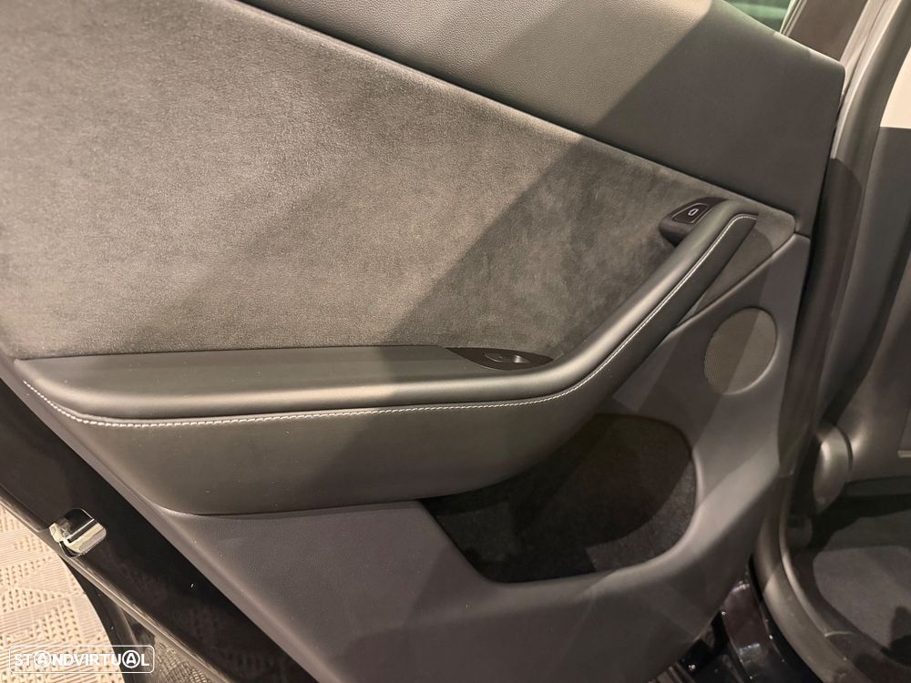 Tesla Model Y Long Range Dual Motor AWD - 23