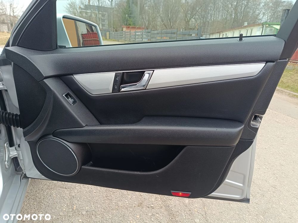 Mercedes-Benz Klasa C 250 CGI Automatik BlueEFFICIENCY Avantgarde - 25