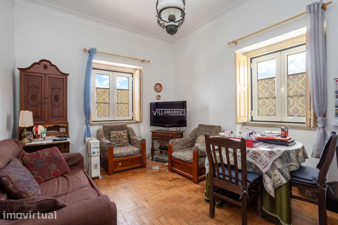 Apartamento T2 inserido no 1º andar de uma moradia bi familiar situada - Grande imagem: 4/25