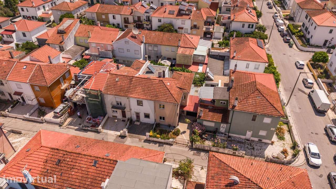 Moradia Geminada T4 com Garagem e Jardim no Prestigiado Bairro Norton - Grande imagem: 2/38