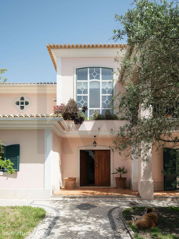 Moradia T5 com Piscina e Grande Jardim em Almada | Espaço Raro para Vi - Grande imagem: 2/31