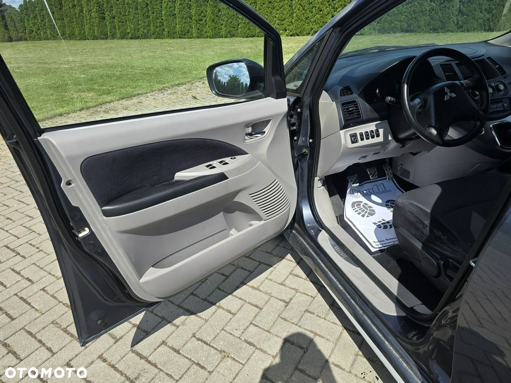 Mitsubishi Grandis - 11