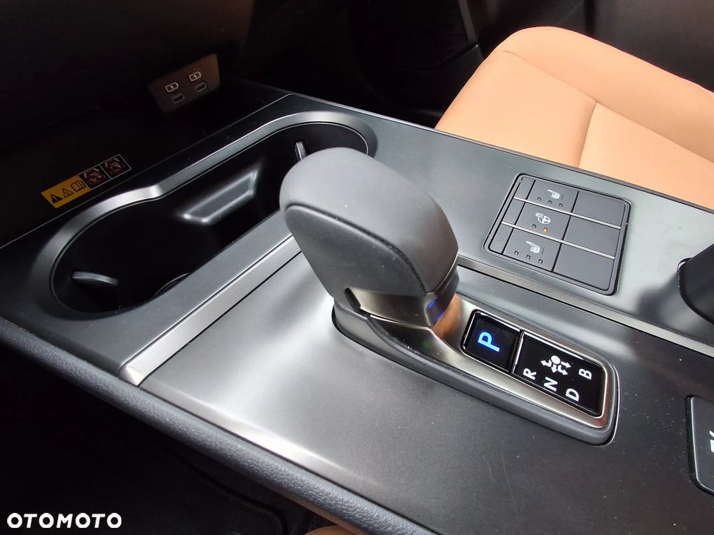 Lexus UX - 15