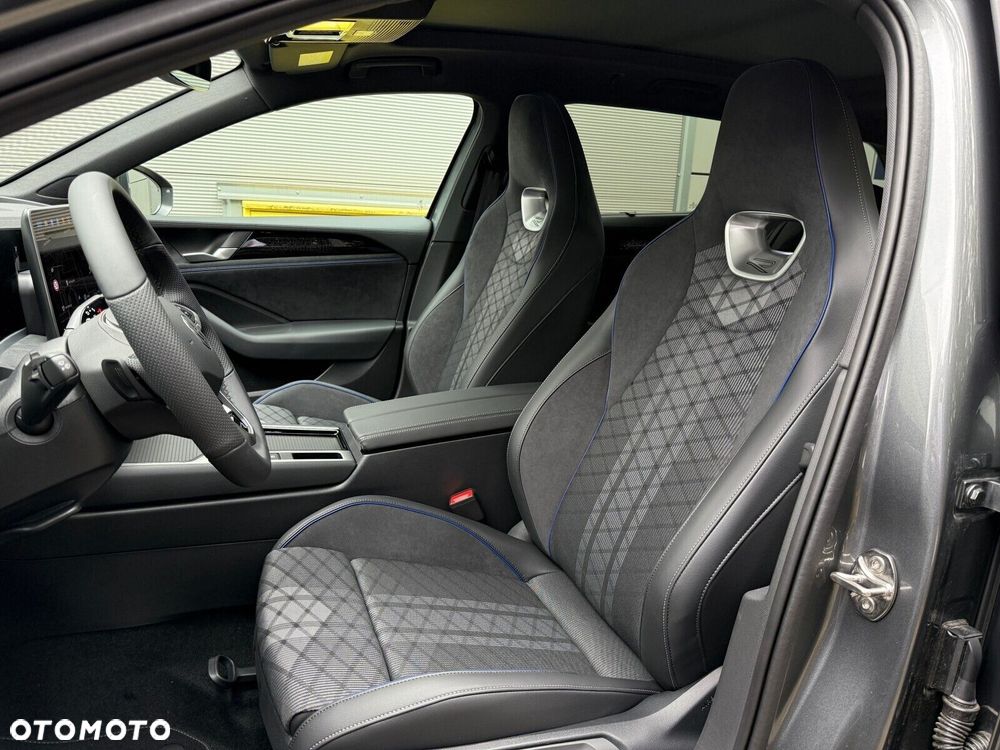 Volkswagen Passat Variant 1.5 TSI eHybrid PHEV 200kW R-Line Plus DSG - 11