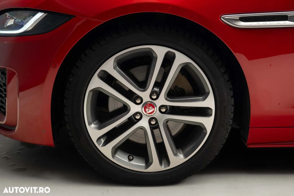 Jaguar XE 2.0 AWD Portfolio - 8