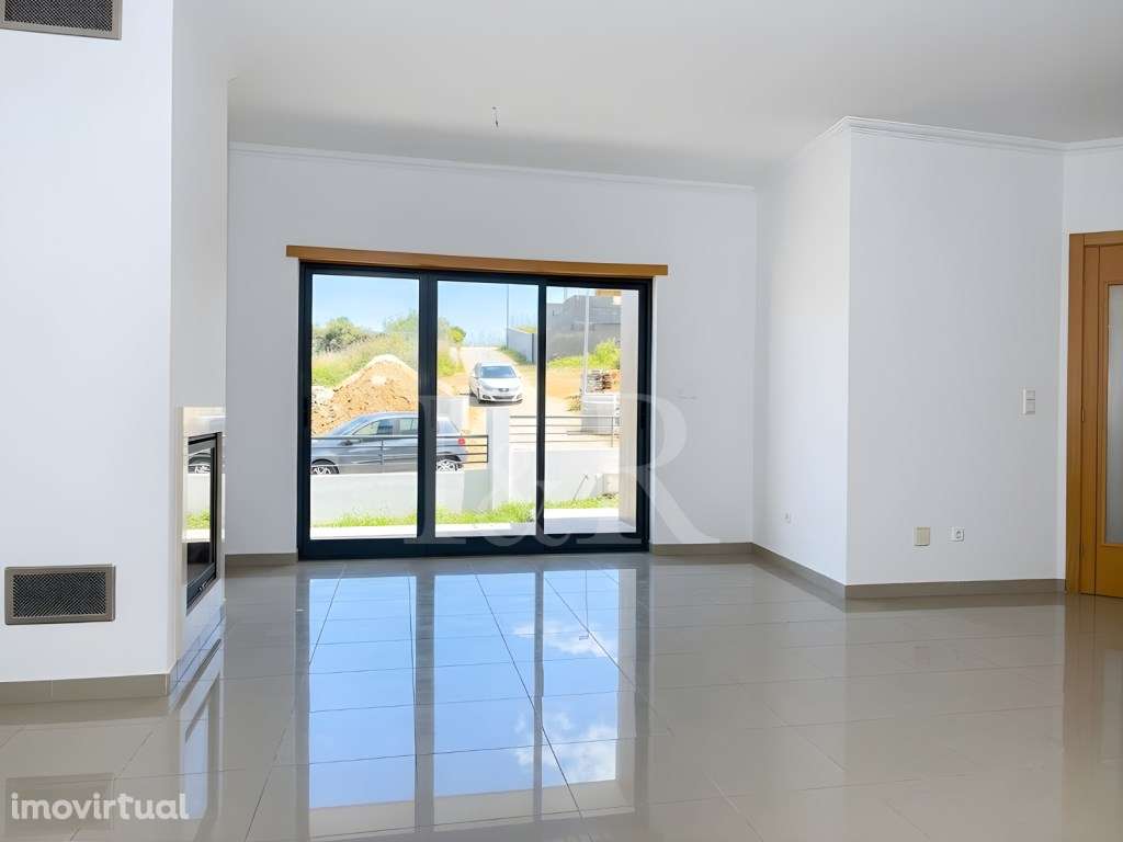 Moradia T5 com varandas, jardim e garagem no Feijó, Almada - Grande imagem: 4/37