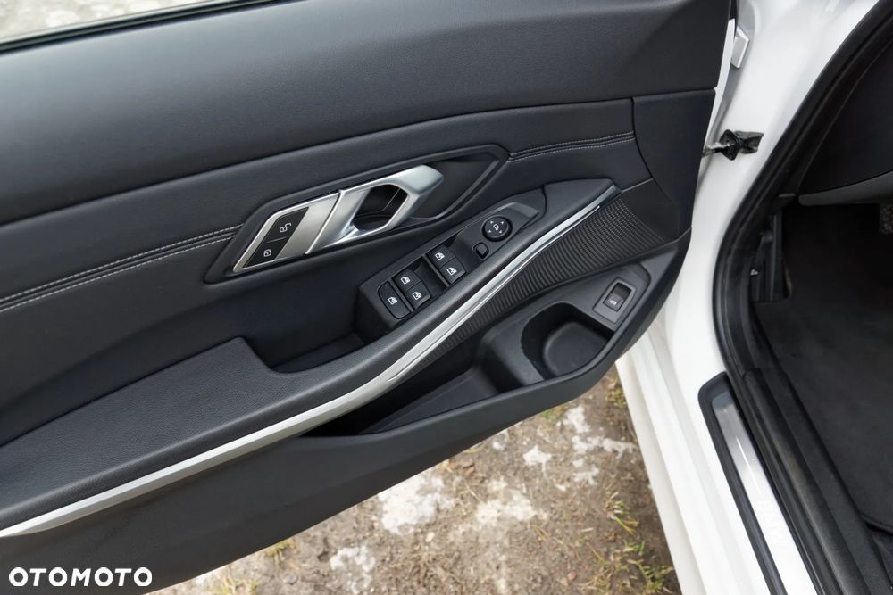 BMW Seria 3 320d Sport Line Shadow - 13