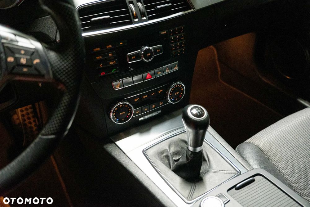 Mercedes-Benz Klasa C 180 CGI BlueEFFICIENCY Avantgarde - 8