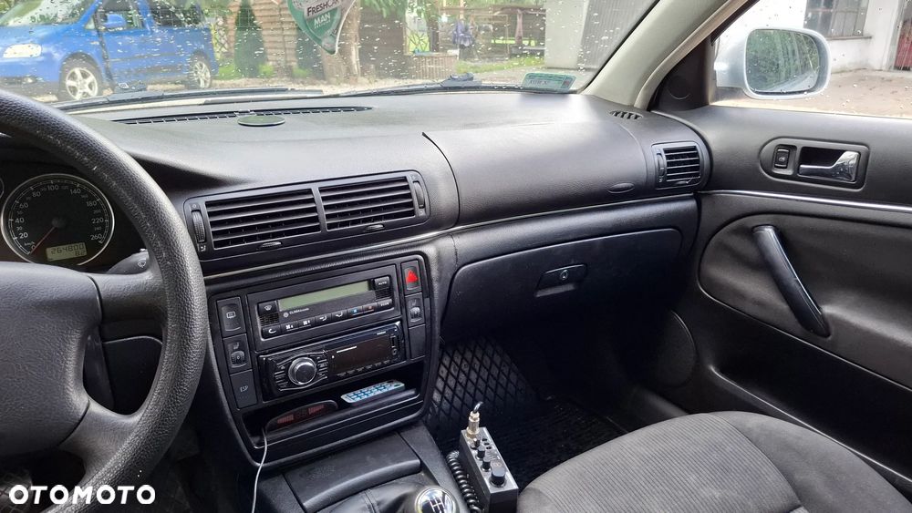 Volkswagen Passat 1.6 Comfortline - 24