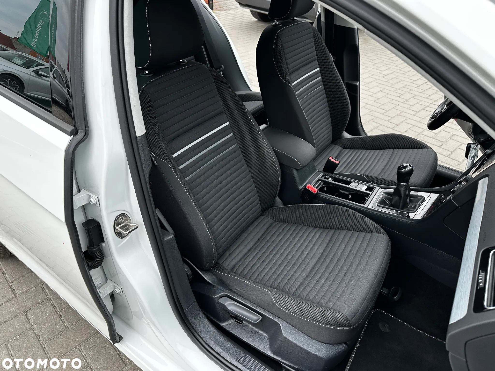 Volkswagen Golf - 22