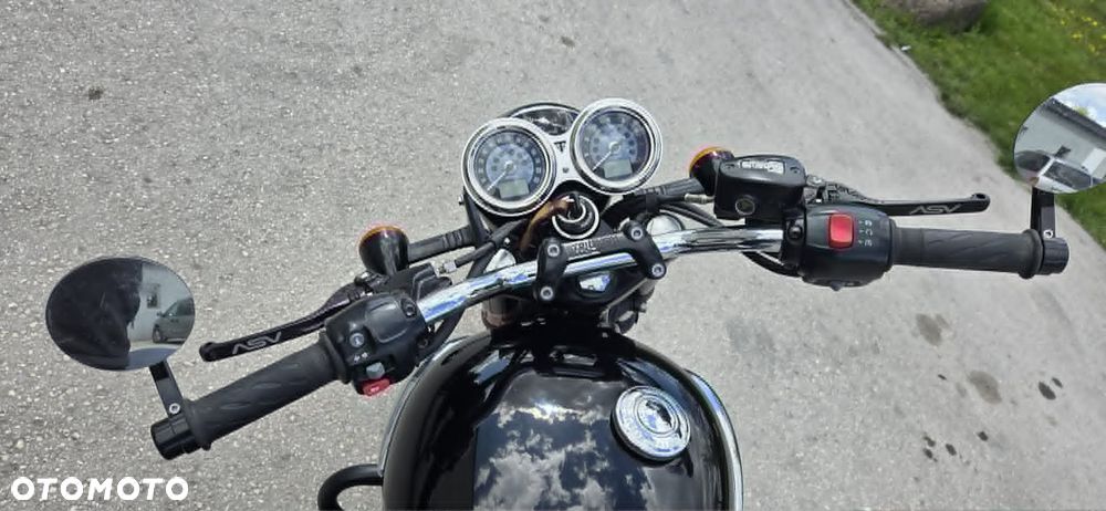 Triumph Bonneville - 9