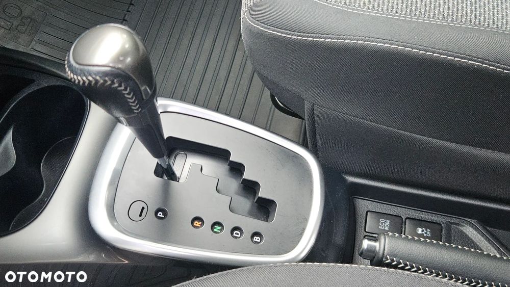 Toyota Yaris Hybrid 100 Dynamic - 6