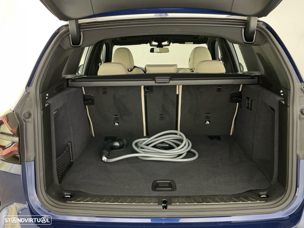 BMW iX3 M Sport Impressive - 13