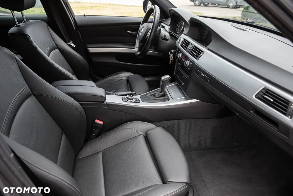 BMW Seria 3 320d xDrive DPF Touring - 33