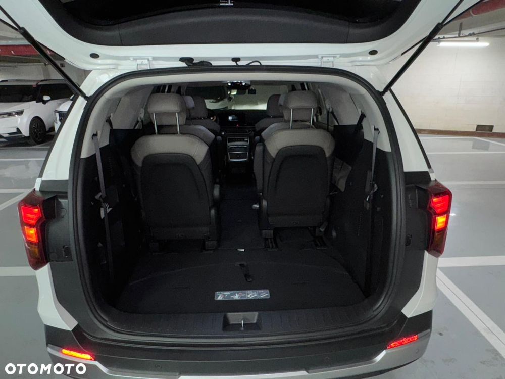 Kia Carnival - 12