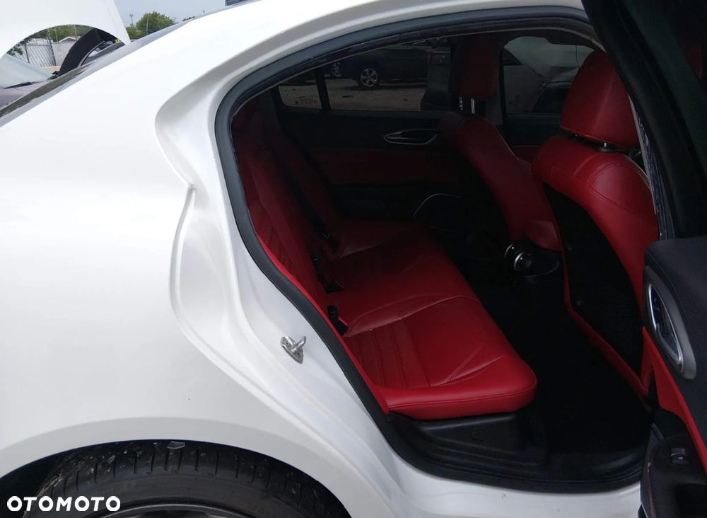 Alfa Romeo Giulia 2.0 Turbo 16V AT8-Q4 Ti - 10