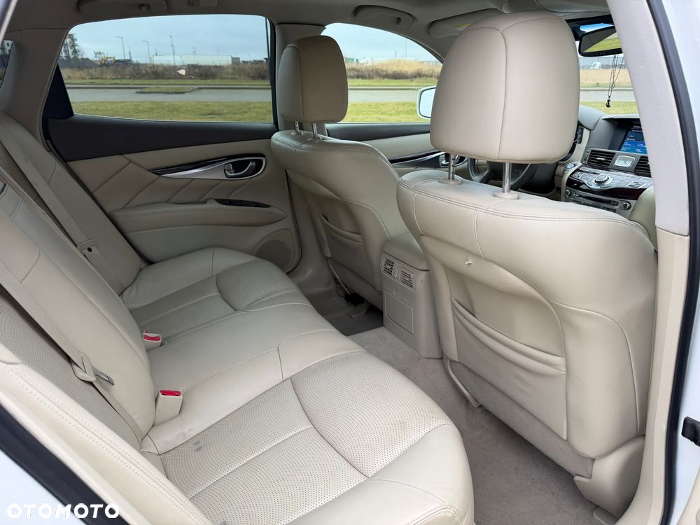 Infiniti M - 15