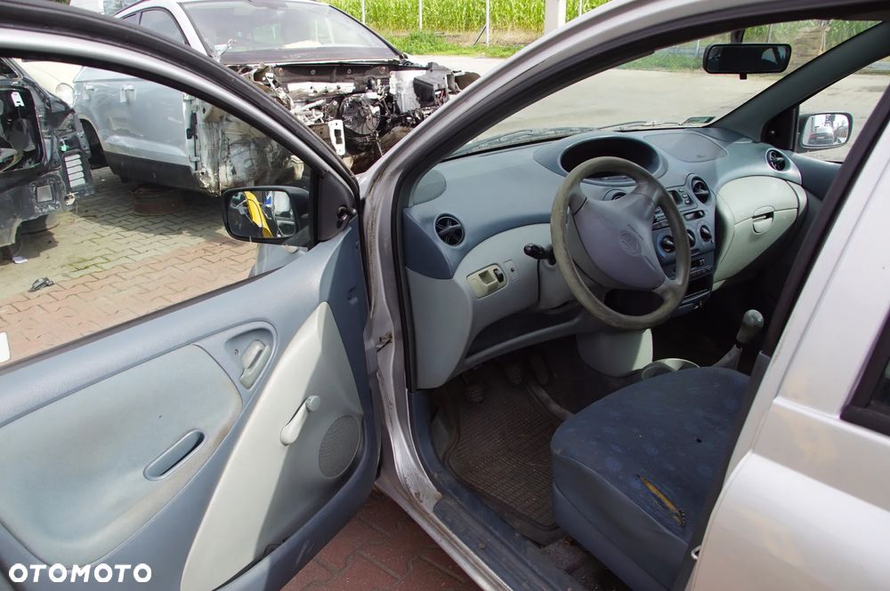 Auto na części - Toyota Yaris I 5D HB 1.0 VVTi 68 KM 1SZ-FE MTM 199 2001R Silnik Skrzynia Zderzak Maska Klapa Drzwi Szyba Klamka Deska Kokpit Sterownik Moduł Wyświetlacz - 9