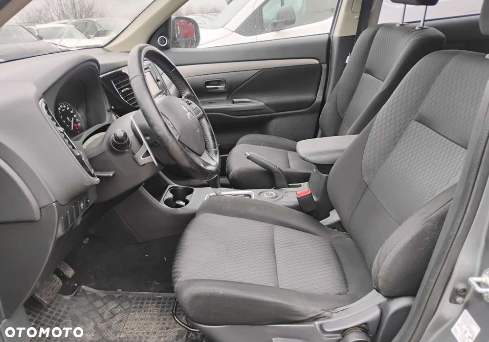 Mitsubishi Outlander - 8