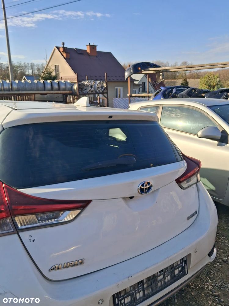 Toyota Auris E18 klapa bagaznika 040 - 1