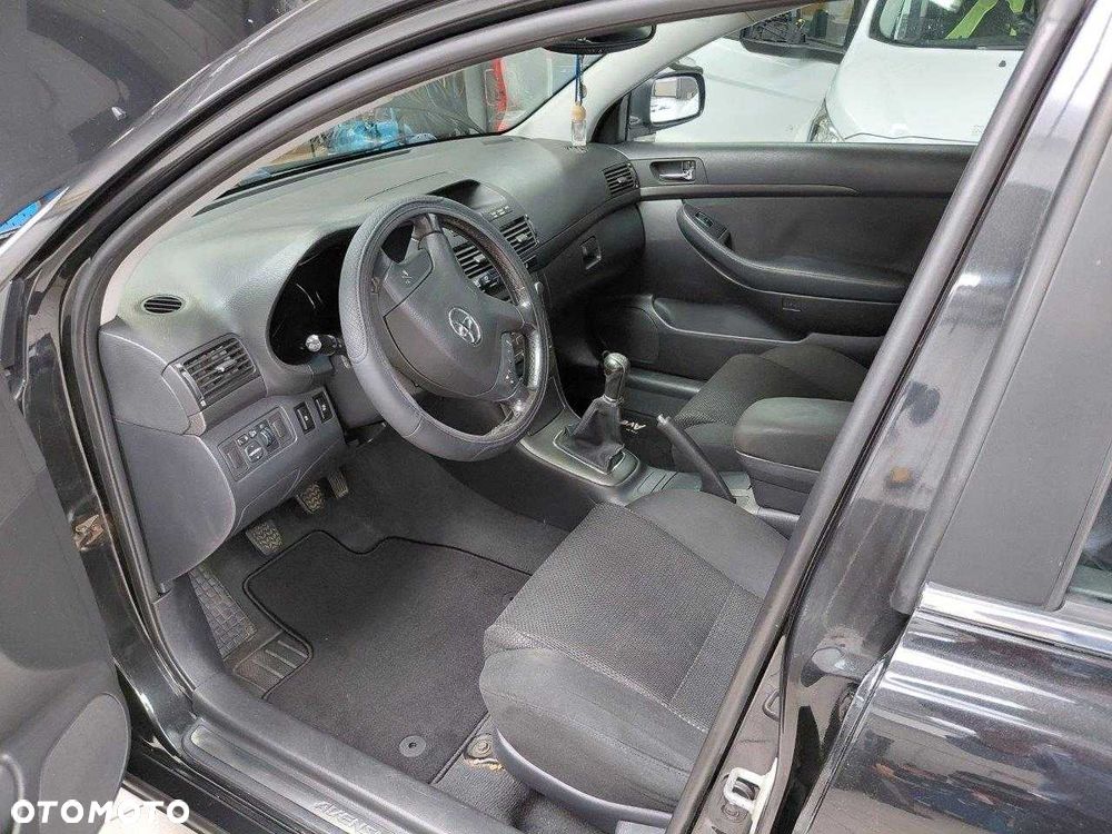Toyota Avensis - 2