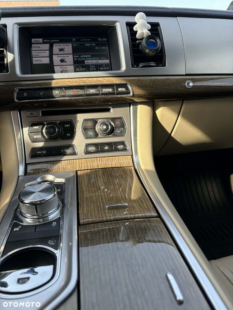 Jaguar XF 2.2 D Premium Luxury - 22