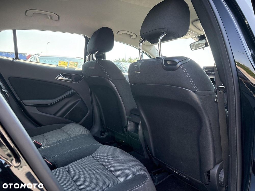 Mercedes-Benz GLA 180 7G-DCT - 28