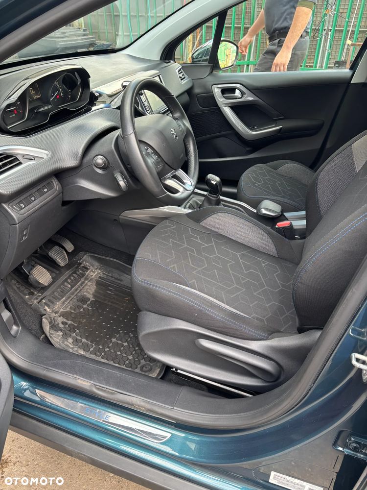 Peugeot 2008 1.2 Pure Tech Style S&S - 9