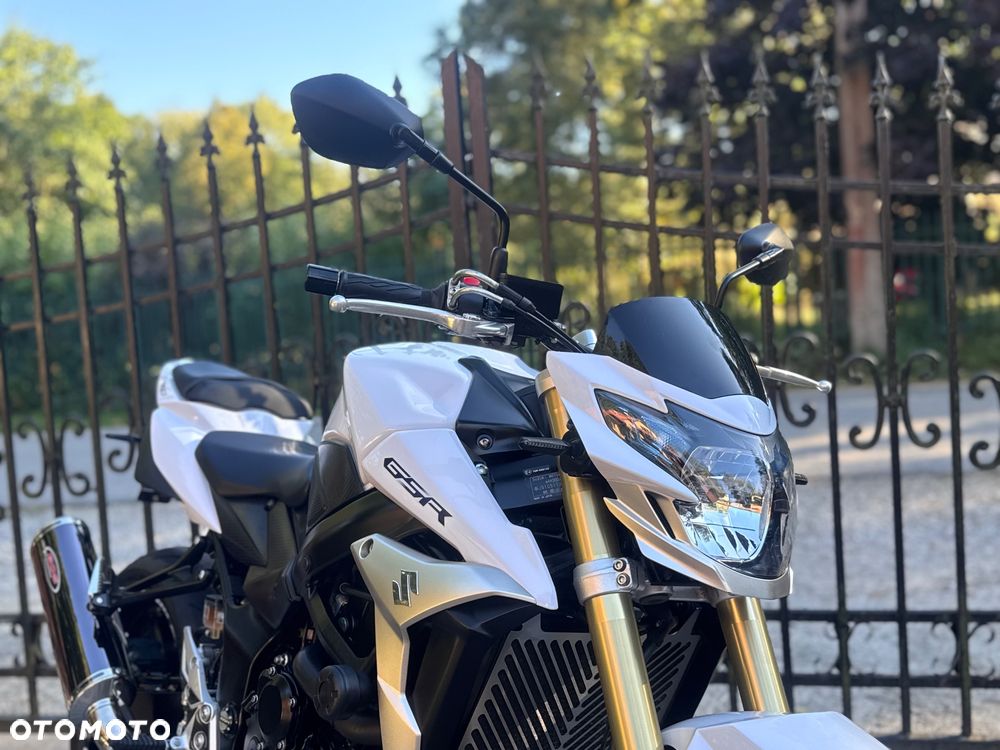 Suzuki GSR - 12