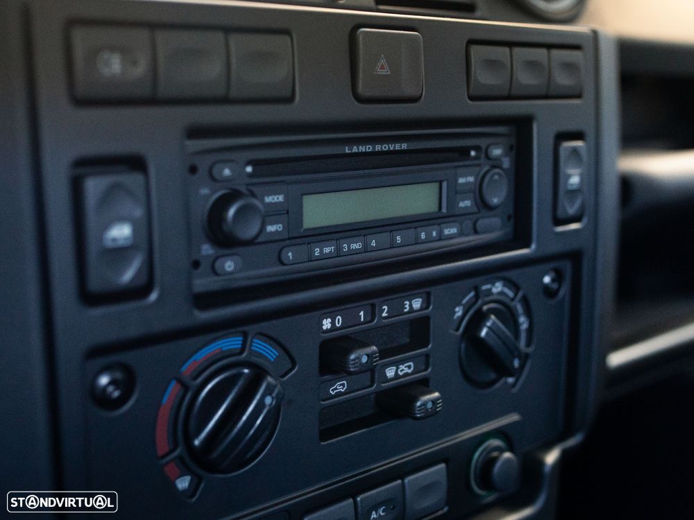 Land Rover Defender 110 SW 2.4 CRD S - 32