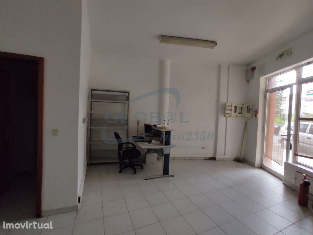 Loja em Torres Novas com 23 m² - Inserida em condomínio com serviço... - Grande imagem: 2/4