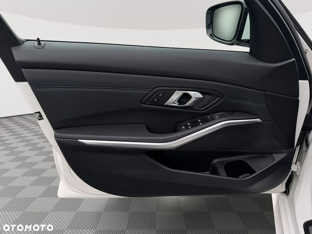 BMW Seria 3 318i M Sport - 11