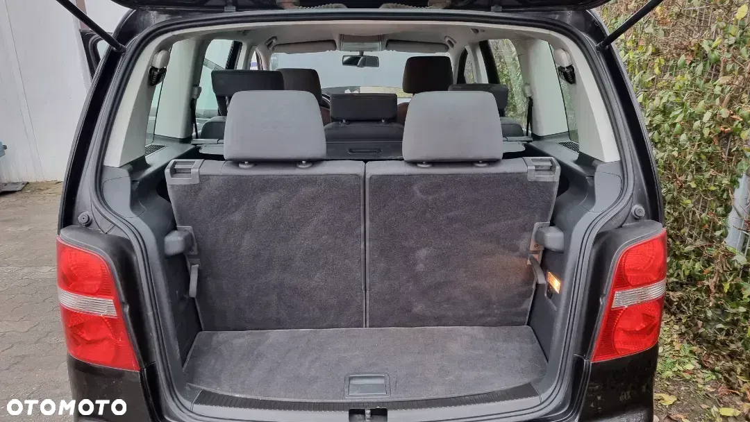 Volkswagen Touran 2.0 FSI Highline Tiptr - 12
