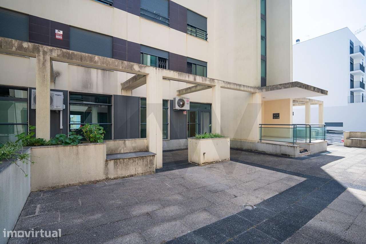 Espaço Comercial Para Arrendamento na Quinta do Conventinho em Santo A - Grande imagem: 2/21