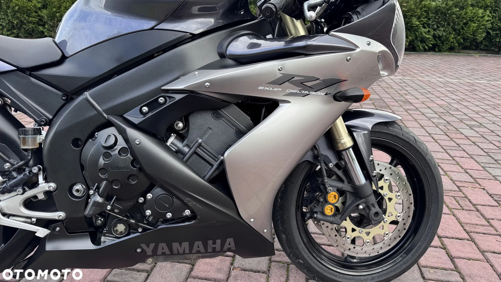 Yamaha R1 - 22