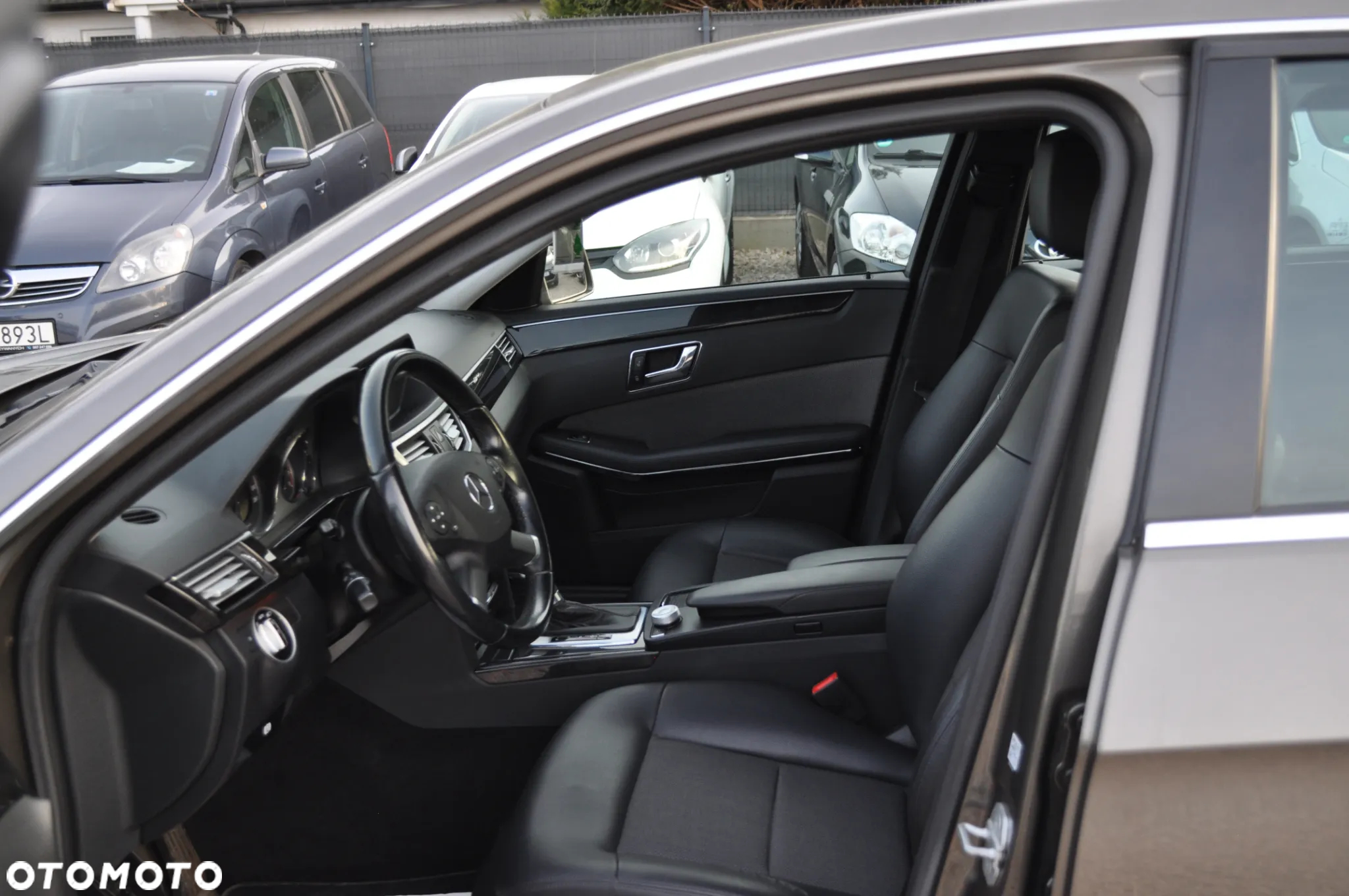 Mercedes-Benz Klasa E 200 T CGI BlueEFFICIENCY Automatik Avantgarde - 12