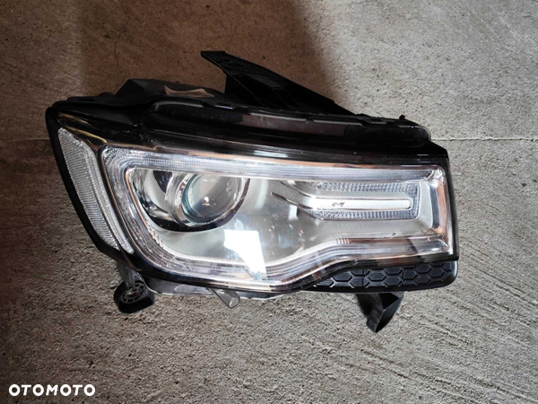 Jeep Grand Cherokee prawy reflektor bixenon europejski 2014-17