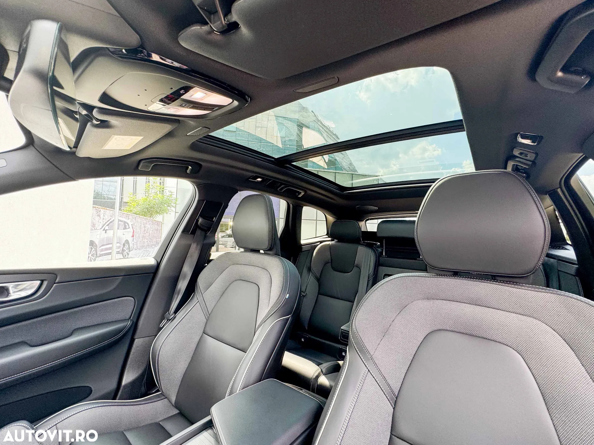 Volvo XC 60 B4 MHEV AT AWD Plus Dark - 34